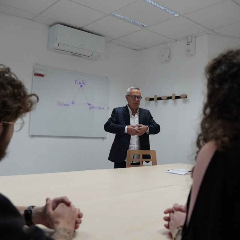 Coaching mental - Sauveur Lombardo coaching - V ATTITUDE - Coaching pour sportifs de haut niveau - Formation en leadership - Formation en leadership - Formation V ATTITUDE - Coaching en résilience - Manager d’avenir - Performance durable - Accompagnement en développement personnel - Coaching pour adolescents en difficultés - Coaching pour couples en crise - Accompagnement mental pour sportifs - Formation en gestion des conflits - Coaching en posture de leader - Former des managers performants - Motivation des collaborateurs - Gestion des tensions en entreprise - Négociation et délégation efficaces - Formation pour dynamiser et impliquer les collaborateurs - Comment renforcer la résilience et la robustesse mentale - Accompagnement personnalisé pour relever les défis professionnels - Coaching mental pour adolescents et adultes - Améliorer la performance individuelle et collective en entreprise - Techniques pour gérer les conflits grâce à l’écoute active - Former des leaders résilients pour un avenir incertain - Coaching en gestion de crise pour couples et entreprises - Formation en 3 modules pour managers visionnaires -